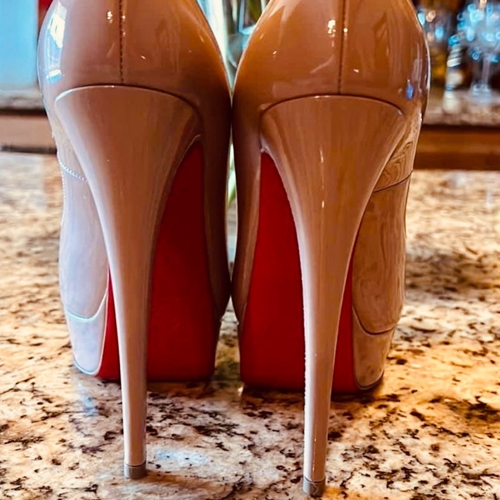 Christian Louboutin, Lady Peep, peep toe pump. EU 39